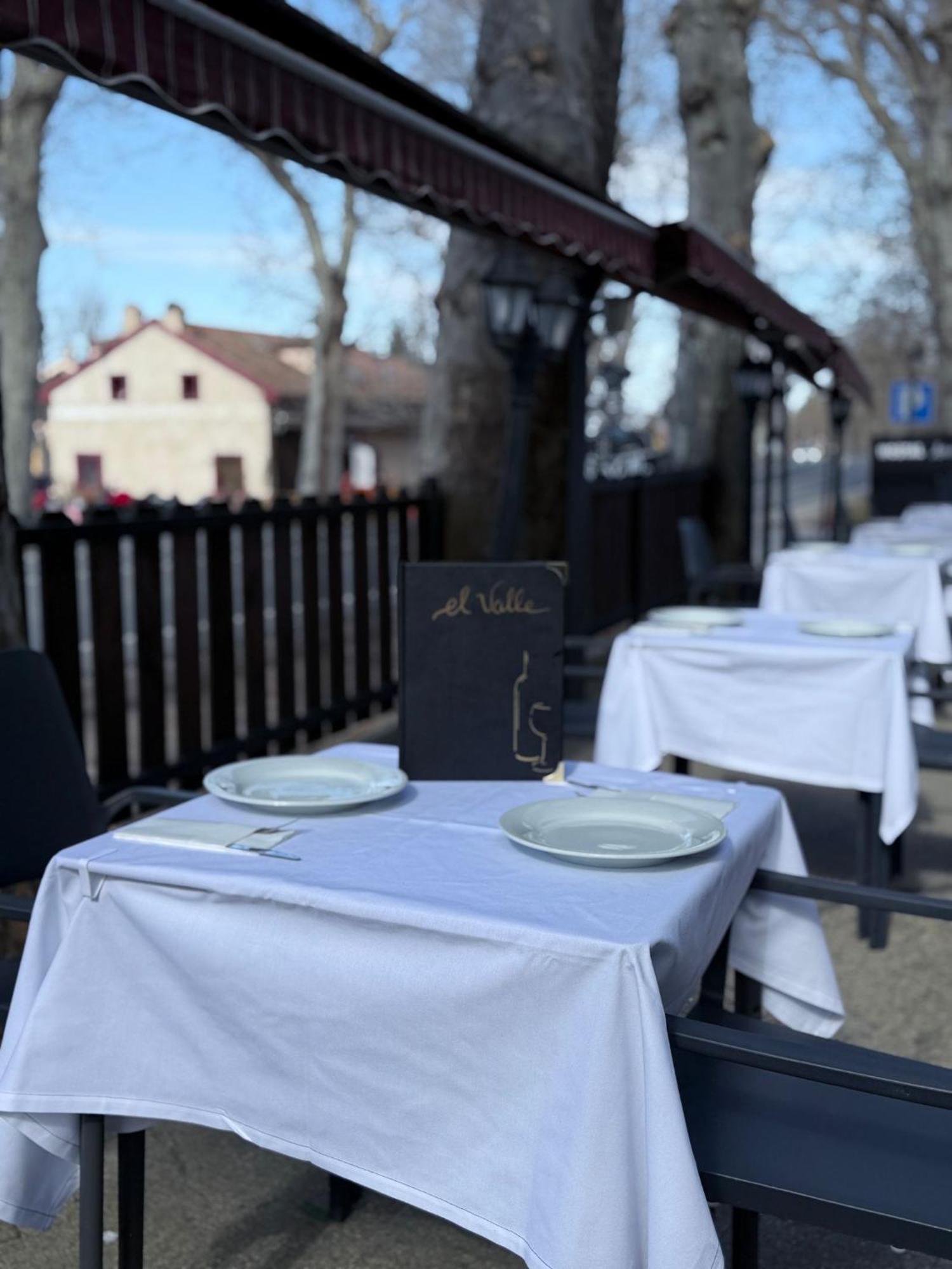 El Valle Hostal Restaurante La Pradera de Navalhorno Εξωτερικό φωτογραφία